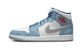 Air Jordan 1 Mid SE French Blue Light Steel cipő világoskék velúrral és fehér bőrrel.