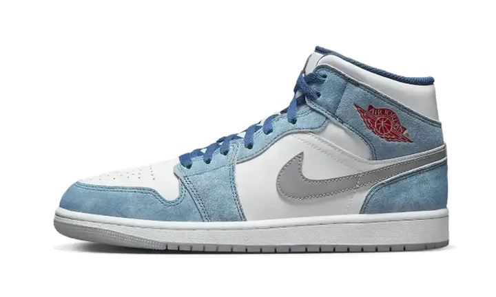 Air Jordan 1 Mid SE French Blue Light Steel cipő világoskék velúrral és fehér bőrrel.