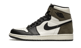 Nike Air Jordan 1 Retro High Mocha cipő fehér, fekete és barna bőr elemekkel.