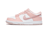 Fehér és rózsaszín Nike Dunk Low cipő rózsaszín Swoosh-sal.