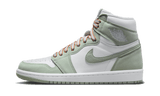Air Jordan 1 High Seafoam női cipő fehér bőrrel, Seafoam színű borítással és Swooshes-sel.