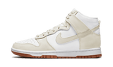 Nike Dunk High Sail Gum cipő fehér bőr felsőrésszel és gumitalppal.