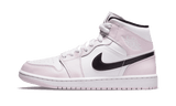Női Air Jordan 1 Mid Barely Rose cipő fehér és rózsaszín bőrrel, fekete Swoosh logóval.