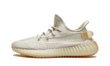 Yeezy Boost 350 V2 Light cipő törtfehér Primeknit felsőrésszel és világos sarokfüllel.