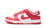 Nike Dunk Low Archeo Pink fehér bőr felsőrésszel, Archeo Pink felirattal és Swooshes-okkal.