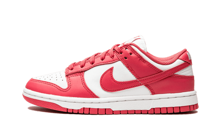 Nike Dunk Low Archeo Pink fehér bőr felsőrésszel, Archeo Pink felirattal és Swooshes-okkal.