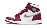 Air Jordan 1 Retro High OG Bordeaux cipő fehér és borvörös bőrrel.