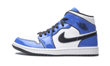 Air Jordan 1 Mid SE Signal Blue cipő fehér aljjal és fényes kék felsőrésszel.