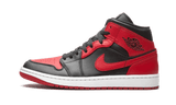 Air Jordan 1 Mid Banned fekete és piros színű.