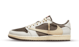 Air Jordan 1 Low Travis Scott Reverse Mocha cipő törtfehér, barna és krémszínű színben.