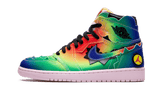 Air Jordan 1 Retro High J Balvin szivárványos színű, szaggatott szélű cipő.