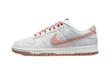 Nike Dunk Low Fossil Rose szürke prémium szarvasbőr cipő rózsaszín Swoosh-okkal.