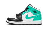 Air Jordan 1 Mid Igloo Island Green cipő fehér, fekete és mentazöld színben.