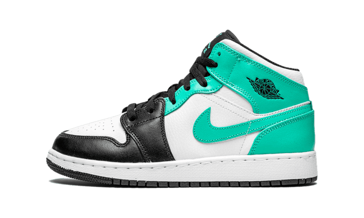 Air Jordan 1 Mid Igloo Island Green cipő fehér, fekete és mentazöld színben.