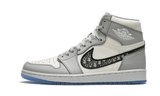 Air Jordan 1 Retro High Dior cipő szürke és fehér színben, Dior mintás Swoosh logóval.