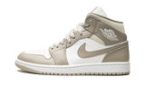 Air Jordan 1 Mid Linen fehér bőr felsőrésszel, College Grey feliratokkal és Swooshes-okkal.