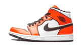 Nike Air Jordan 1 Mid Turf Orange cipő fehér, fekete és narancssárga színben.