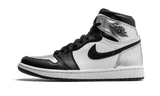 Air Jordan 1 Retro High Silver Toe cipő fehér, fekete és ezüst színben.