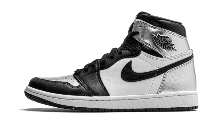 Air Jordan 1 Retro High Silver Toe cipő fehér, fekete és ezüst színben.