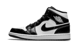 Air Jordan 1 Mid Carbon Fiber cipő fehér és fekete színben.