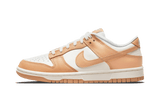 Női Nike Dunk Low Harvest Moon fehér bőr felsőrésszel és világosbarna részletekkel.