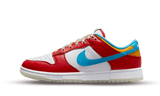LeBron James x Nike Dunk Low "Fruity Pebbles" cipő piros, fehér és kék színben.