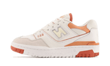 New Balance 550 Au Lait cipő krémszínű alappal és narancssárga részletekkel.