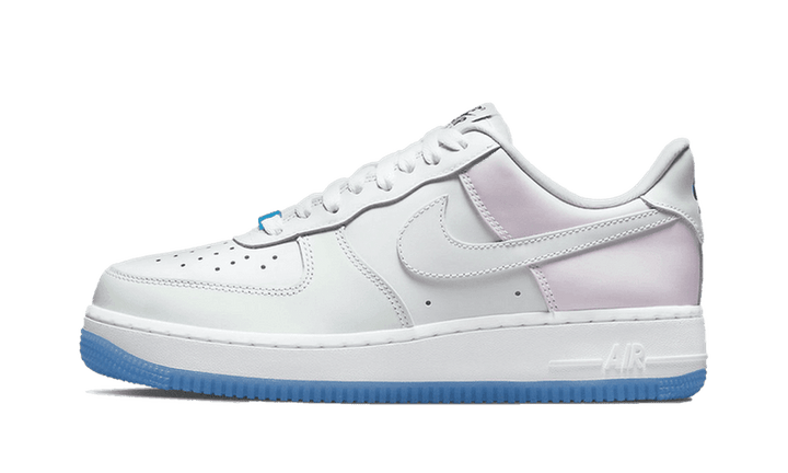 Nike Air Force 1 Low LX UV Reactive Multi cipő fehér színben, kék talppal.