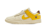 Nike Dunk Low LX Banana cipő kókusztej színű bőr felsőrésszel és sárga Swoosh logóval.