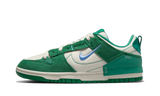 Nike Dunk Low Disrupt 2 Malachite cipő fehér felsőrésszel, zöld velúrral és kék Swoosh-szal.