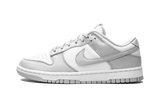 Nike Dunk Low Grey Fog cipő fehér és szürke bőrrel.