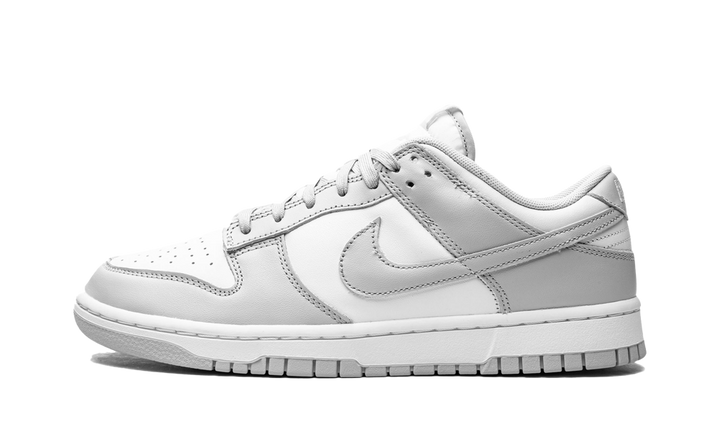 Nike Dunk Low Grey Fog cipő fehér és szürke bőrrel.