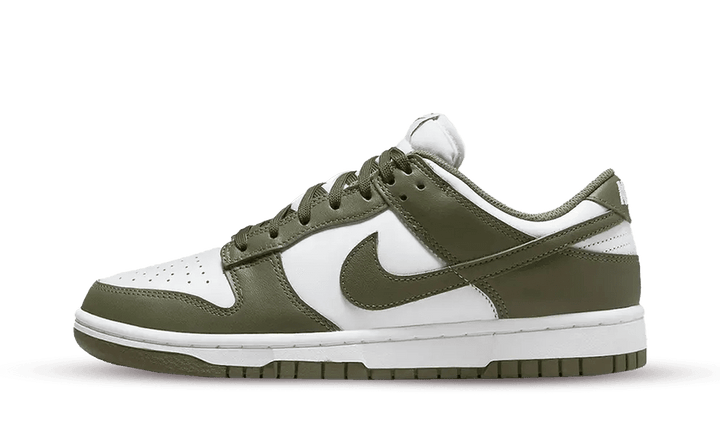 Nike Dunk Low Medium Olive női cipő fehér és olívazöld színben.
