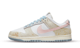 Nike Dunk Low Oxidized fehér, rózsaszín és kék részletekkel.