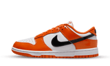 Nike Dunk Low Patent Halloween cipő fehér alappal, narancssárga lakkbőrrel és fekete Swoosh logóval.