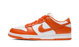 Nike Dunk Low SP Syracuse cipő fehér bőr felsőrésszel és narancssárga bőrborítással.