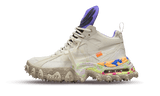 Off White x Nike Air Terra Forma fehér cipő tüskés talppal.