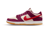 Skate Like a Girl x Nike SB Dunk Low cipő világos csont és sötét répa színben.