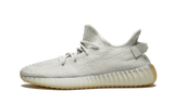 Yeezy Boost 350 V2 Sesame cipő szezám színű felsőrésszel és gumitalppal.