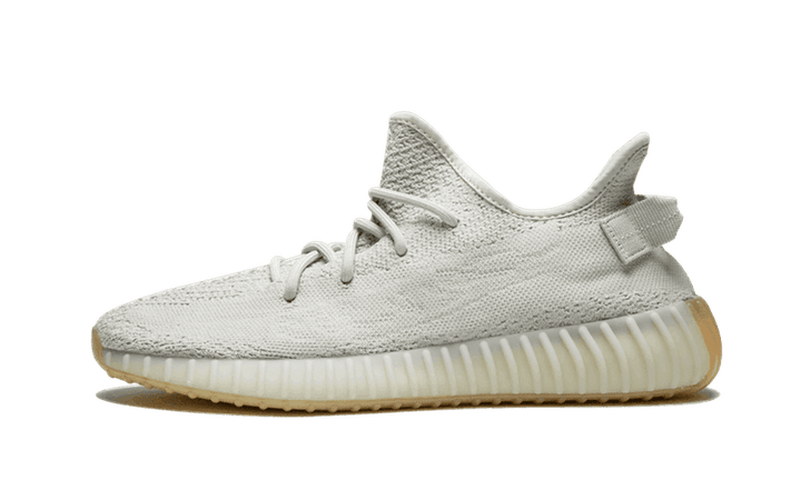 Yeezy Boost 350 V2 Sesame cipő szezám színű felsőrésszel és gumitalppal.
