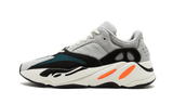 Yeezy Boost 700 V1 Wave Runner szürke, fekete és kék színben.