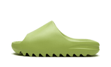 Yeezy Slide Resin papucs zöld színben.